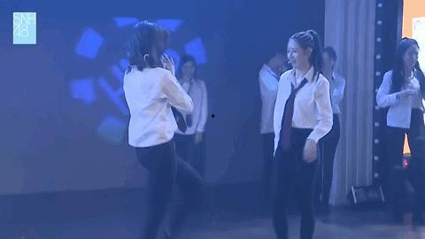 美女被吃瓜围攻视频播放,一场围攻视频引发的舆论风暴