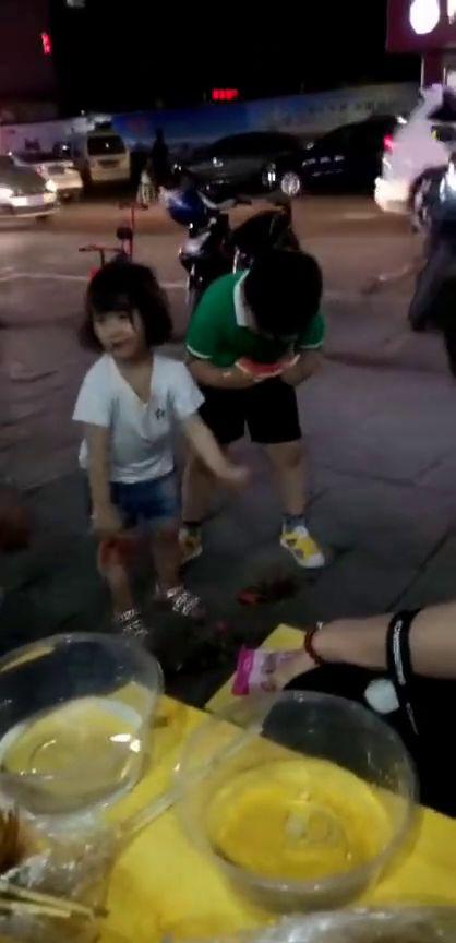 亲哥亲妹吃瓜视频播放在线观看,独家在线观看，揭秘家庭欢乐瞬间