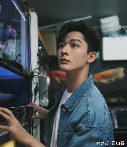 张晚意线下吃瓜原视频,真实生活曝光，网友热议