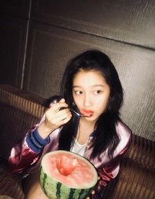 美女寺庙吃瓜图片视频