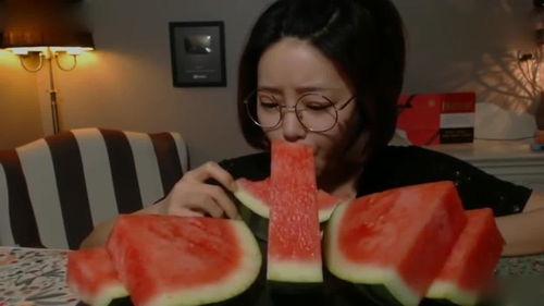 吃大瓜解渴视频,夏日消暑新潮流