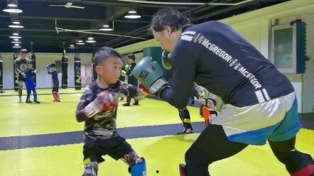 拳击馆小孩吃瓜视频,拳击精神初露锋芒