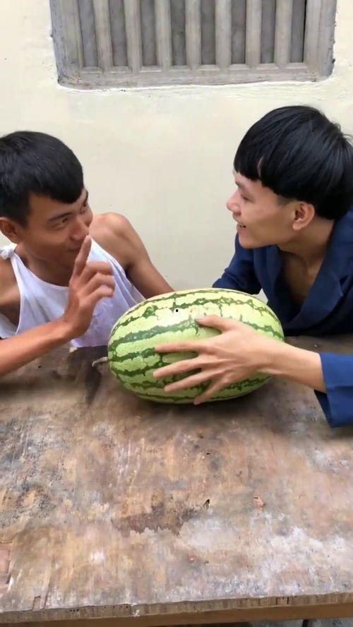 搞笑吃瓜视频笑的肚子疼,笑料横生！搞笑吃瓜视频让你肚子疼到停不下来