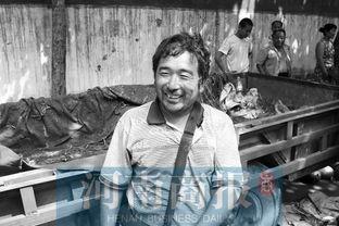 康县老头吃瓜事件视频,一场引发网友热议的乡村奇闻