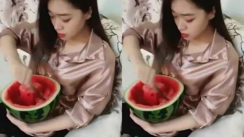 女人绕路吃瓜视频,揭秘女人吃瓜背后的趣味故事