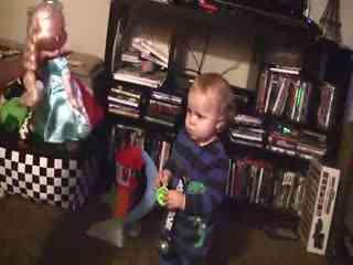 吃瓜双胞胎萌娃视频,萌态百出笑翻网友