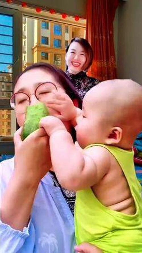 吃瓜双胞胎萌娃视频,萌态百出笑翻网友