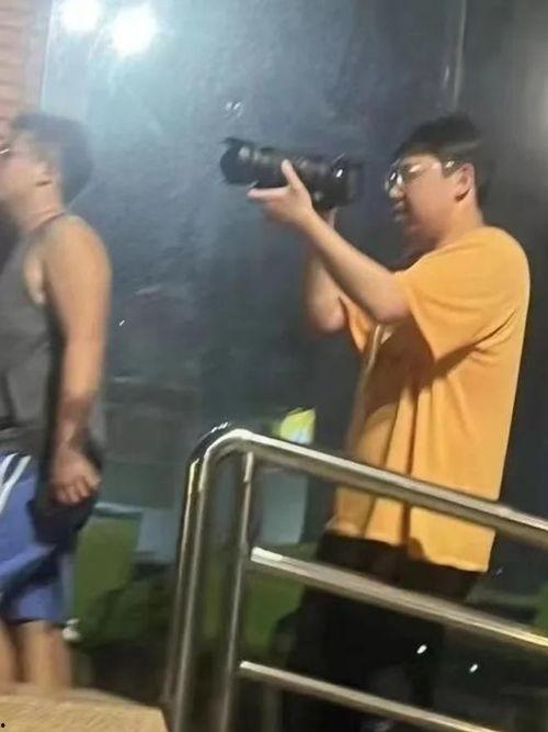 校友吃瓜现场视频,吃瓜视频曝光，笑料百出！