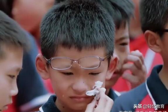 吃瓜小男孩歪头视频,网友直呼可爱到爆