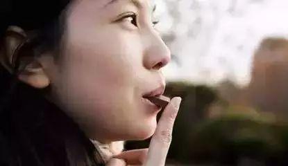 女生吃巧克力的吃瓜视频,揭秘女生吃巧克力背后的秘密