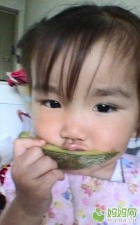 十个月宝宝吃哈密瓜视频,十个月宝宝品尝哈密瓜的甜蜜瞬间