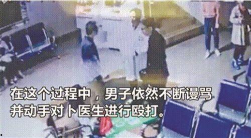 吃瓜男生被扇巴掌视频