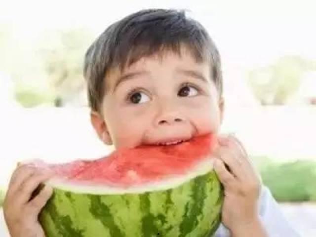 幼儿园蒙眼吃瓜的故事视频,幼儿园趣味活动中的智慧与欢乐