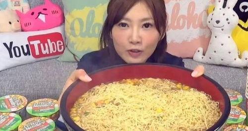 大胃王吃哈密瓜视频,见证哈密瓜的“吞噬”奇迹