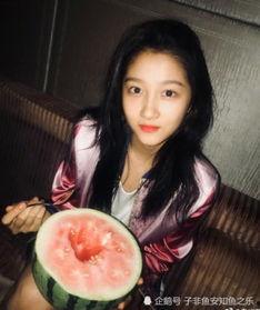 关晓彤深夜吃瓜视频,吃瓜视频引发热议