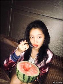 关晓彤深夜吃瓜视频,吃瓜视频引发热议