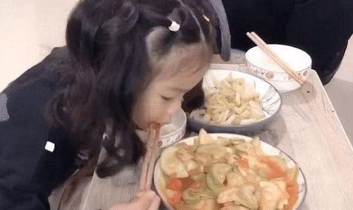 扇巴掌吃瓜全过程视频,扇巴掌吃瓜全过程，笑料百出！